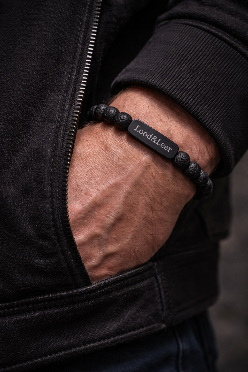 Lavasteen armband gedragen om de pols met jas