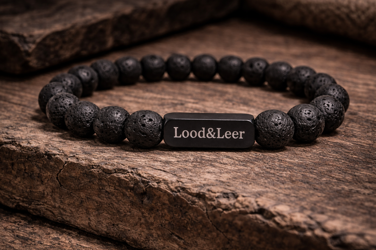 Lavasteen herenarmband op houten ondergrond