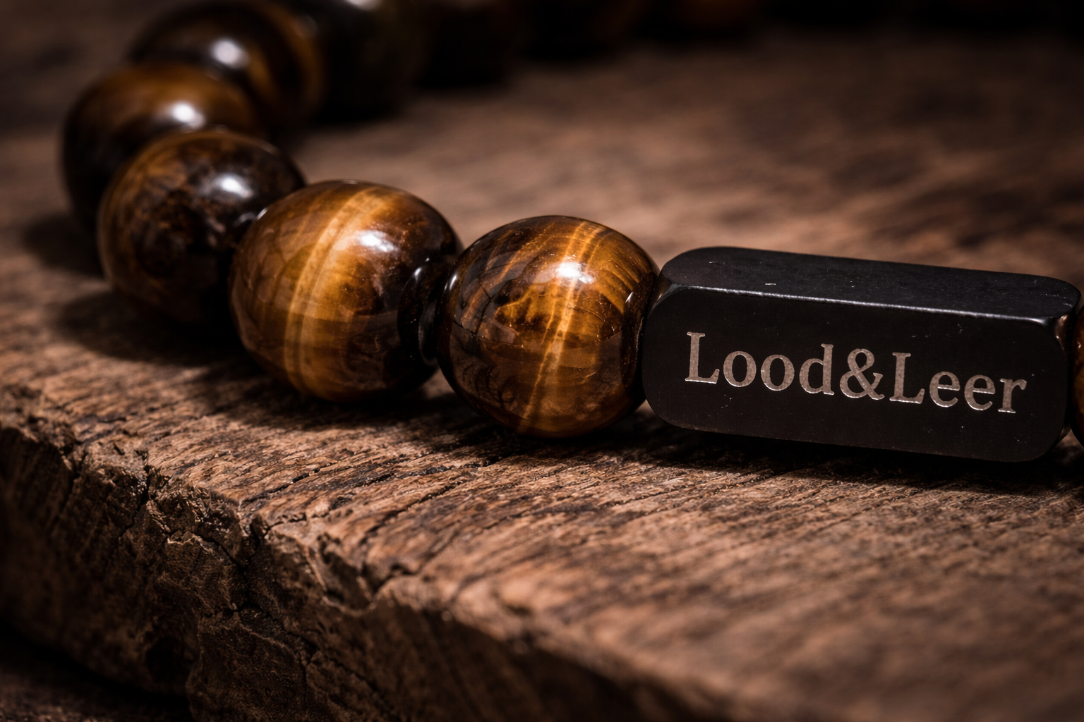 Detail van tijgeroog kralen met Lood & Leer stainless steel tag