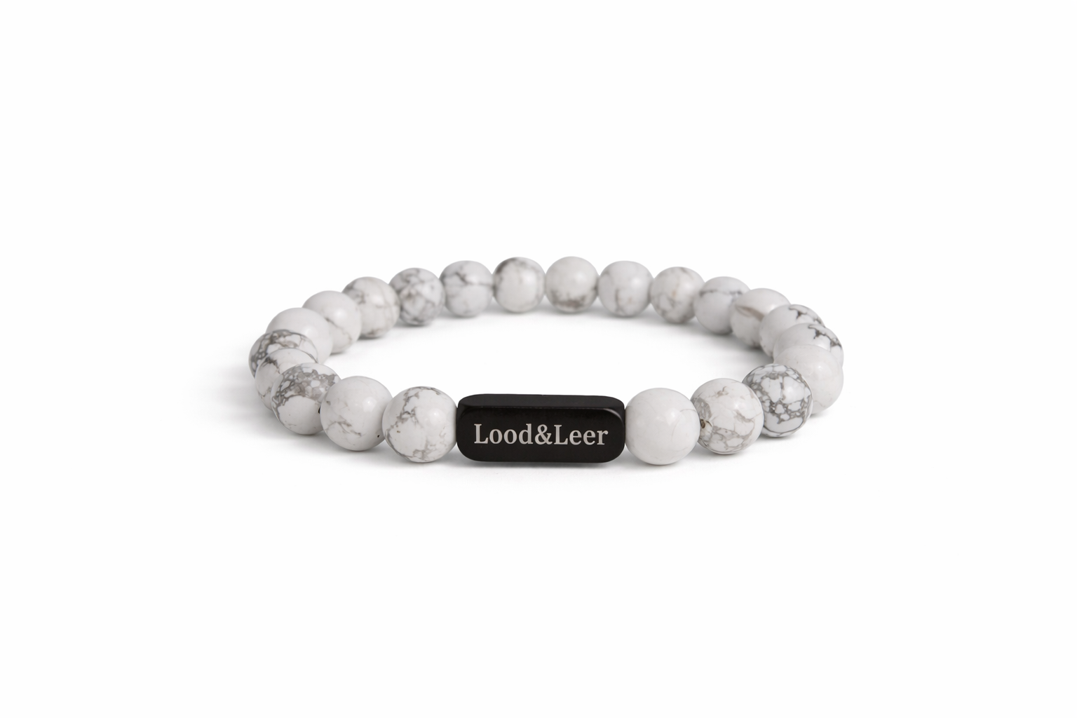 Herenarmband van howliet natuursteen met zwarte Lood & Leer tag, vrijstaand op een witte achtergrond.