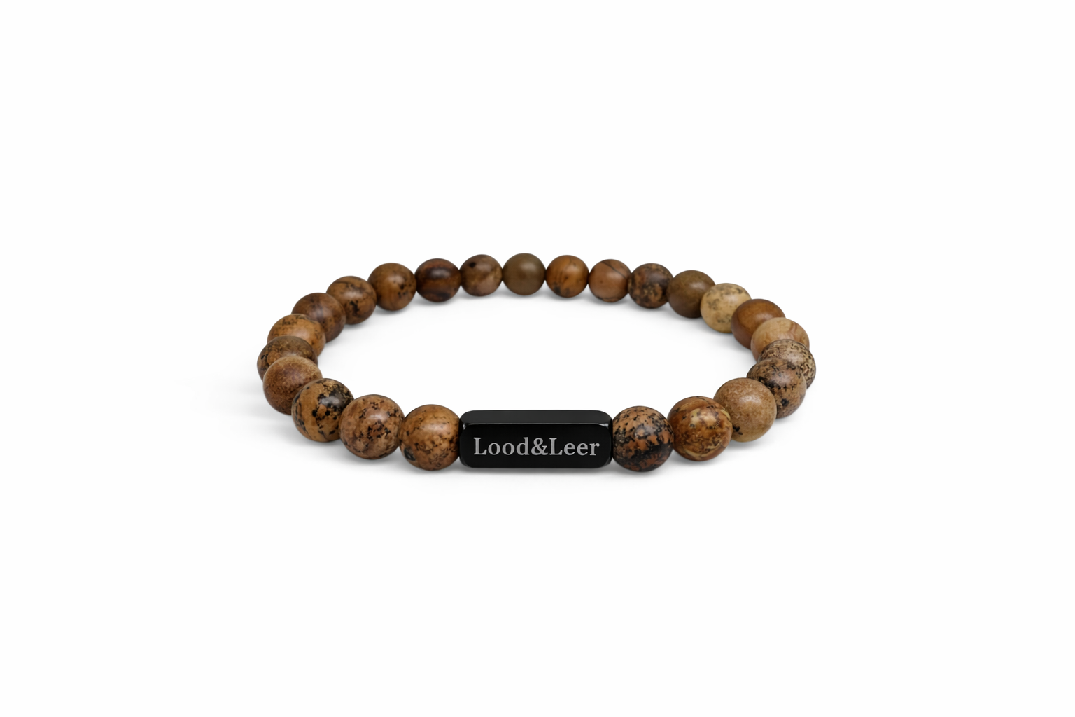 Herenarmband van jaspis natuursteen met zwarte Lood & Leer tag, vrijstaand op een witte achtergrond.