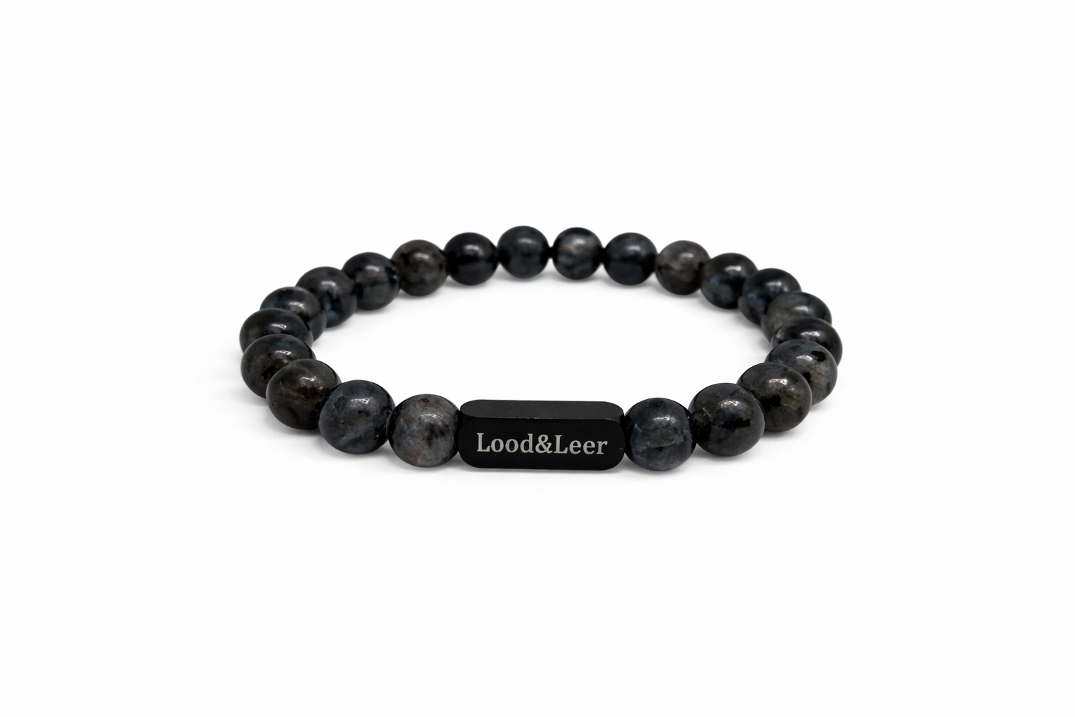 Herenarmband van labradoriet natuursteen met zwarte Lood & Leer tag, vrijstaand op een witte achtergrond.