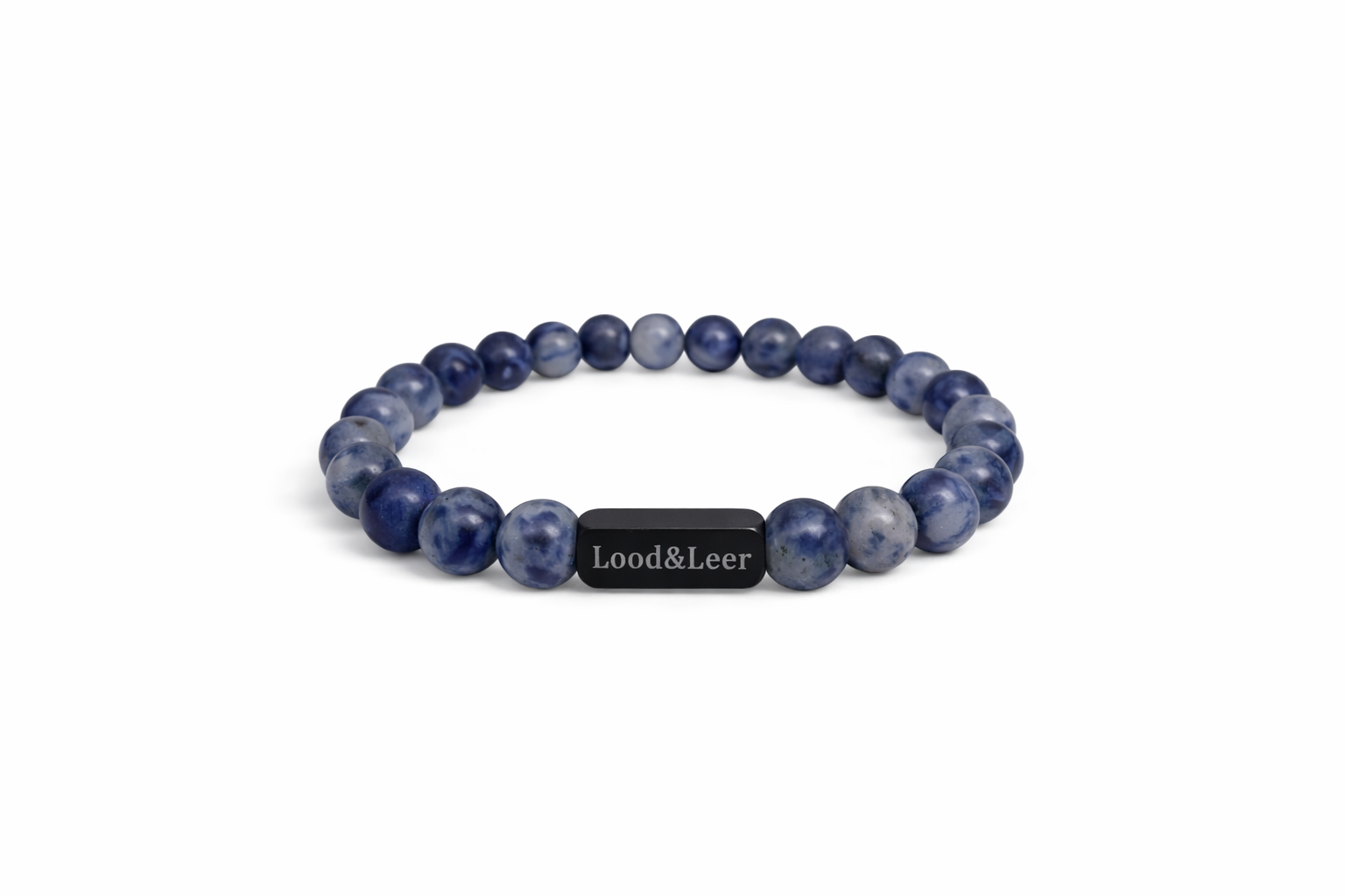 Herenarmband van sodaliet natuursteen met zwarte Lood & Leer tag, vrijstaand op een witte achtergrond.